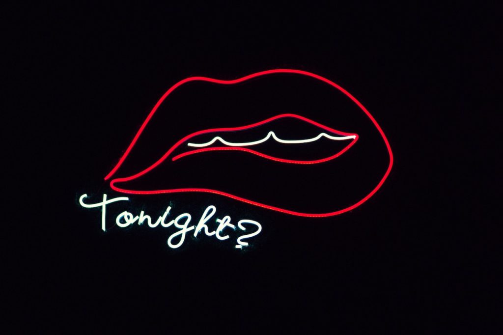 lips-neon-signage