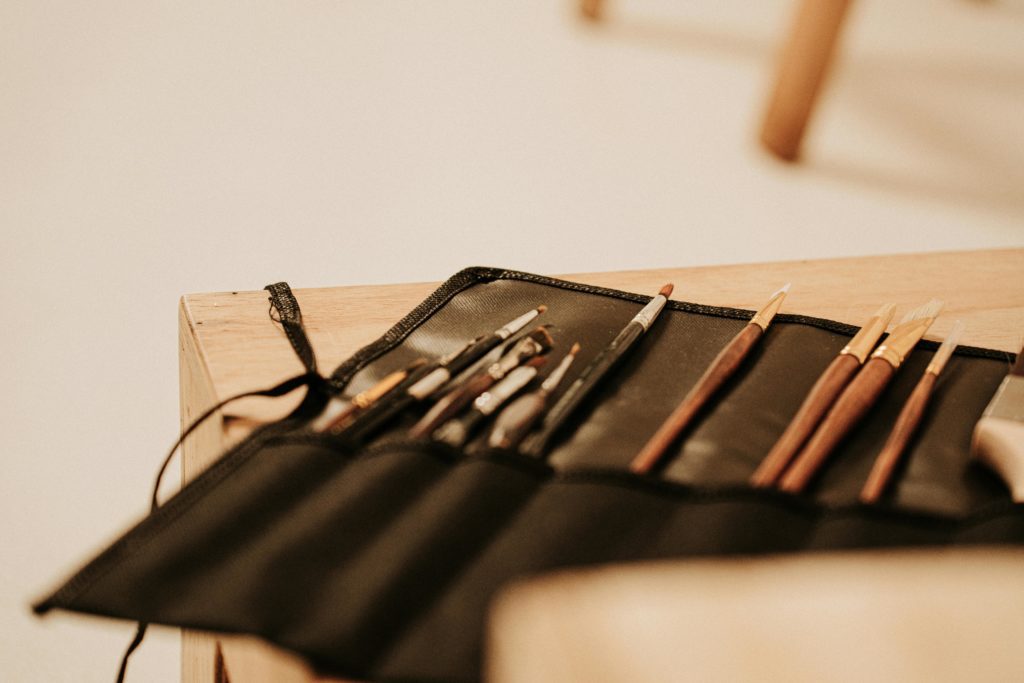 Brushes arranged in a brush roll